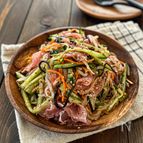生ハムと千切り野菜の《塩こんポン酢サラダ》