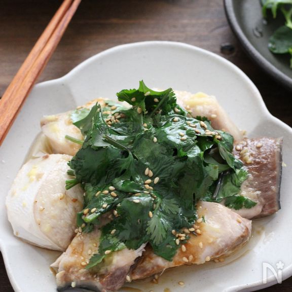 レンジ蒸しブリの山盛りパクチーのせ　じゅわっと熱々ごま油かけ