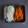 ふんわり【にんじんと玉ねぎの中華風かきたまスープ】の工程1