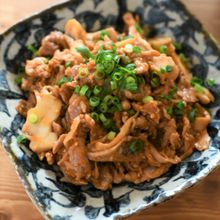 【ごはんが進む！】豚こま肉とたっぷりキノコの辛味噌ごま炒め