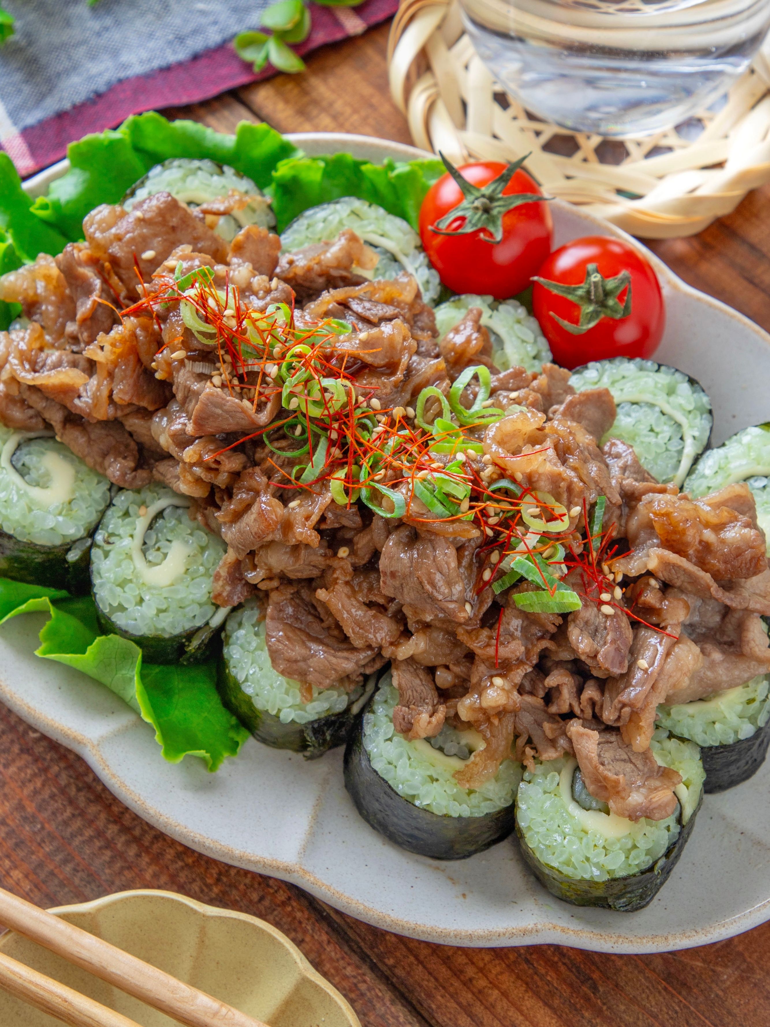 やみつき激うま！【甘辛牛肉のせ バジルチーズキンパ】ガパオ風