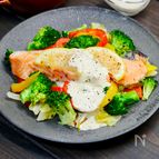 鮭と春キャベツの野菜たっぷりワンパン蒸し　マヨごま豆乳ソース