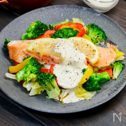 鮭と春キャベツの野菜たっぷりワンパン蒸し　マヨごま豆乳ソース