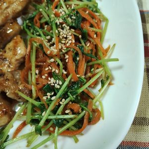 M＊Pの作ってみた!投稿(［豆苗と人参の胡麻和え］5分でできる！爆速ラクうま副菜)