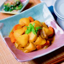 お肉いらずで大満足！じゃがいも、にんじん、玉ねぎのカレー煮