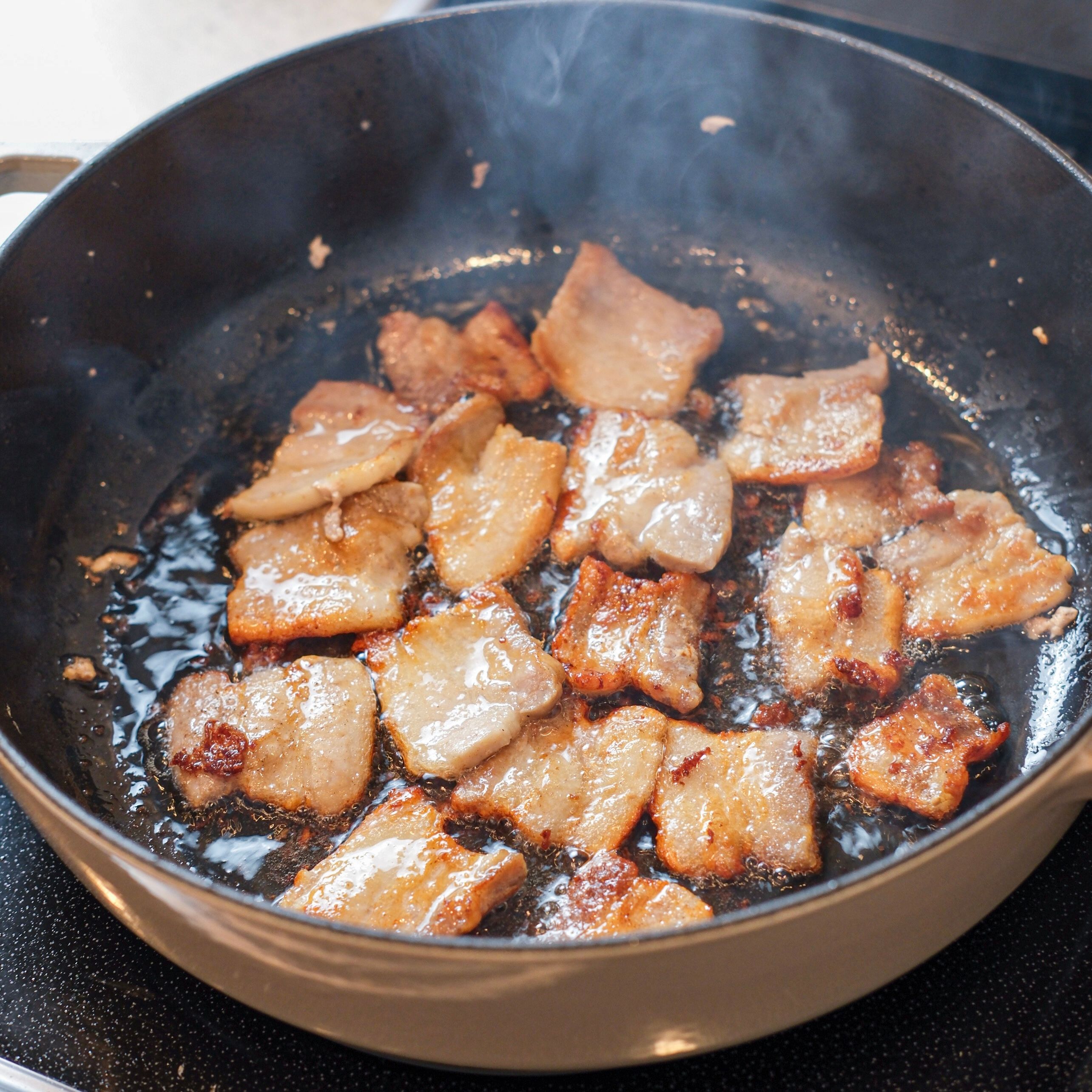 豚肉をこんがり焼く