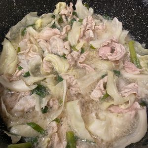 おかか昆布🍙の作ってみた!投稿(絶品スープのにんにく豚きゃべつ鍋)