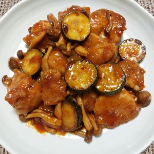 よっこの作ってみた!投稿(さっと煮込むだけ！チキンとズッキーニのデミグラス煮込み)