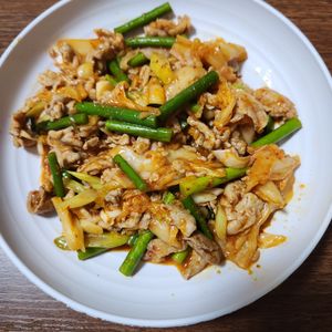 とももの作ってみた!投稿(ご飯が進む！ニンニクの芽たっぷり豚キムチ炒め)