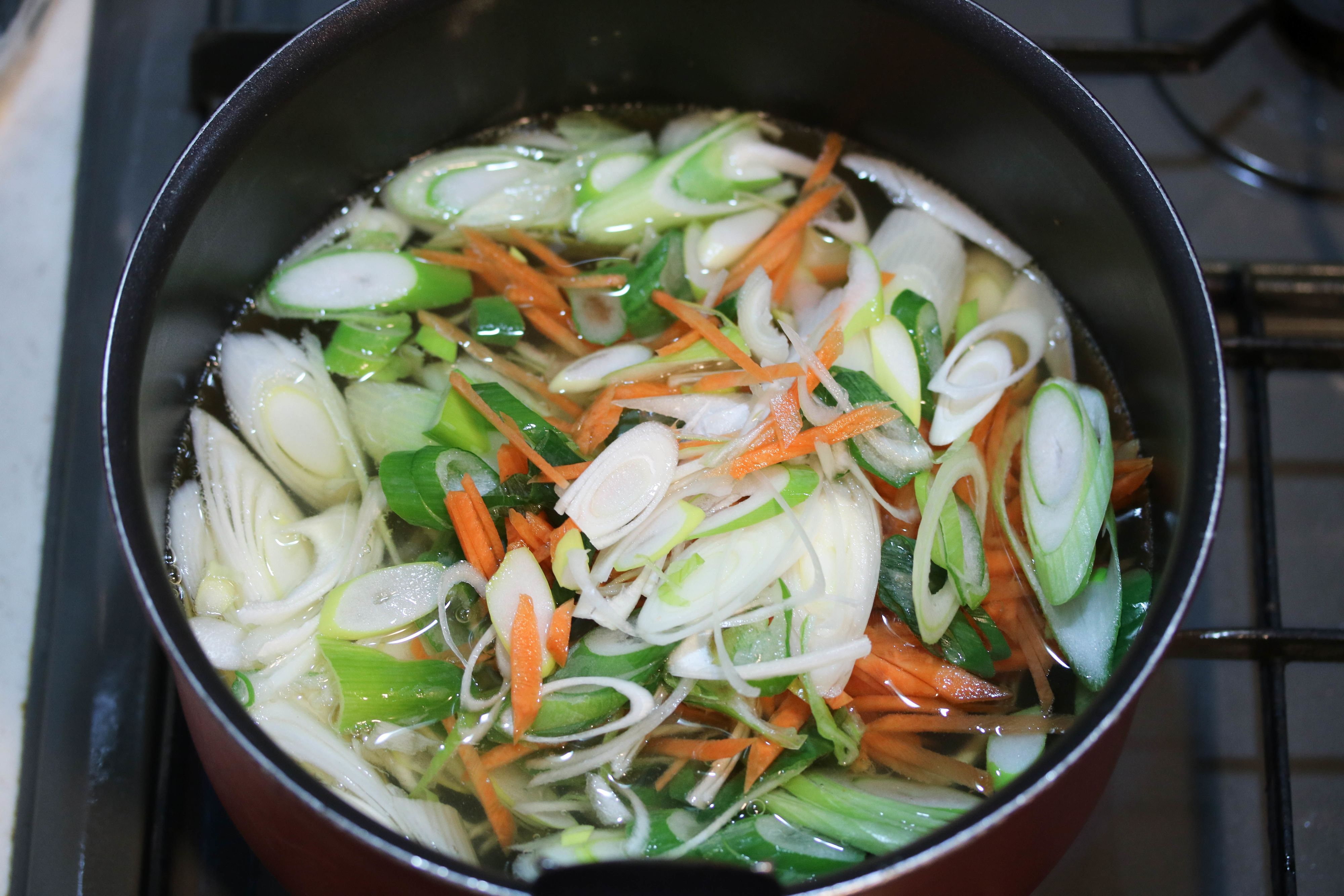 たっぷりネギと鶏団子のうま塩スープ【#簡単 #おかずスープ】 | レシピ