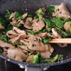 ご飯にぴったり！砕きピーマンと豚バラ肉ののり塩昆布炒めの工程3