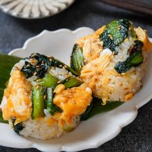 『小松菜と卵の混ぜご飯おにぎり』栄養満点♡絶品おにぎり🍙