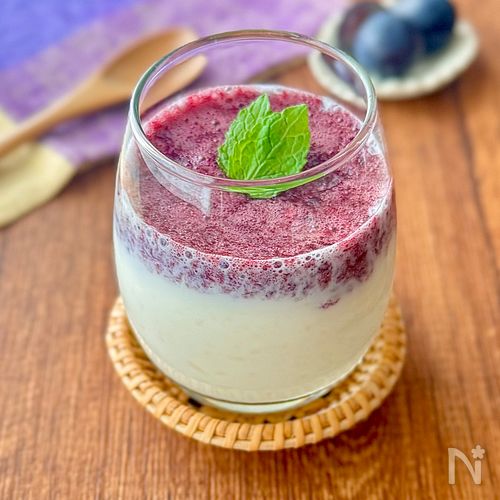 巨峰ピュレと甘酒ヨーグルトミルクの2層ドリンク