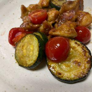 しょうこの作ってみた!投稿(【鶏ズッキーニのトマトカレー炒め】夏野菜×スパイシー♪)