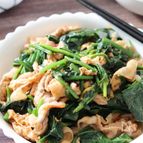 食べるラー油がポイント♡豚こまとほうれん草のマヨ醤油炒め