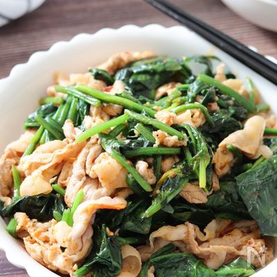 食べるラー油がポイント♡豚こまとほうれん草のマヨ醤油炒め