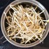 包丁いらず!《ニラともやしのコクうま味噌バタースープ》の工程1