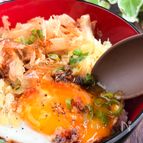 100円節約満足ごはん！揚げ玉たっぷり目玉焼き丼
