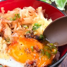 100円節約満足ごはん！揚げ玉たっぷり目玉焼き丼