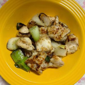 チョビの助の作ってみた!投稿(ワンパン10分！【鶏むね肉と長ねぎの旨塩焼き鳥】胡麻油香る♩)