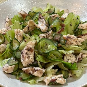 楽ラク手抜キッチン🐶🐾の作ってみた!投稿(レンジで簡単！シャキッと野菜【梅ゆかりのささみ和え】副菜に◎)