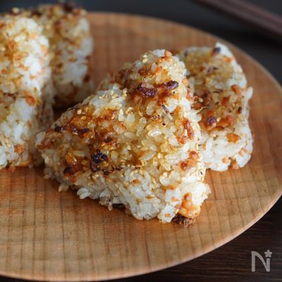 中までしっかり美味しい『鮭じゃこ天むす風 焼きおにぎり』