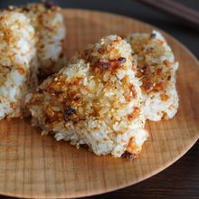 中までしっかり美味しい『鮭じゃこ天むす風 焼きおにぎり』