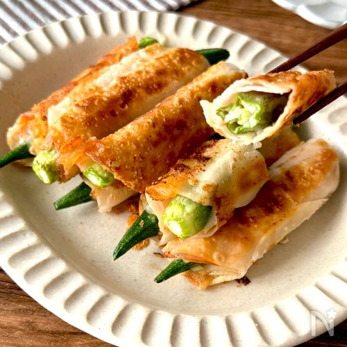 巻いて焼くだけ♪餃子の皮で【オクラのハムチーズ巻き】
