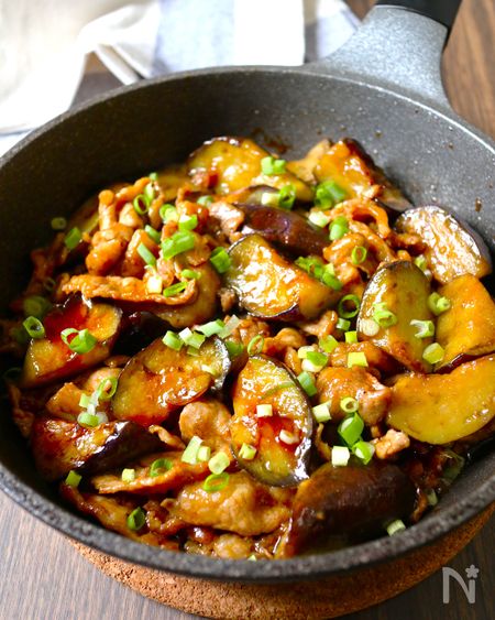 京(みさと)さんのワンパン10分！【豚こま肉×なす焼肉のタレ炒め】ご飯進む♩
