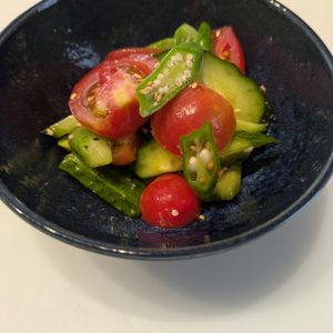 るるる♪の作ってみた!投稿(トマトとオクラのごまおかかサラダ【#作り置き#レンジ】)