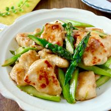 鶏むね肉とアスパラガスの塩麹炒め