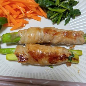 1322383の作ってみた!投稿(巻いて焼くだけ♪『肉巻きアスパラのバタポン照り焼き』)