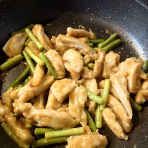 ヒラメの作ってみた!投稿(鶏軟骨とにんにくの芽の甘辛味噌炒め♩夫絶賛！こってりコクうま)