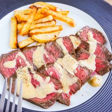 牛もも肉のステーキ〜チーズソース〜