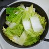 ポン酢であっさりと「ストウブ鍋で豚バラ肉と白菜の蒸し煮」の工程1
