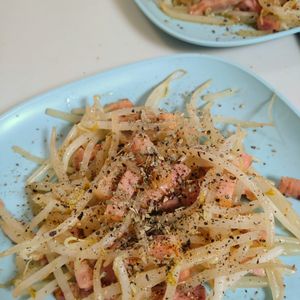 ゆみの作ってみた!投稿(味付けこれだけ!さっと作れる!もやしとベーコンのソテー)