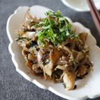 『レンジで1発！きのこと香味野菜の塩昆布和え』やみつききのこ