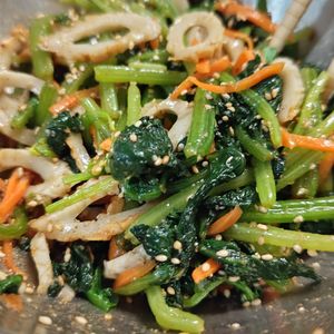ぽんちゃんの作ってみた!投稿(パパッと1品！ほうれん草とにんじんとちくわの胡麻和え)