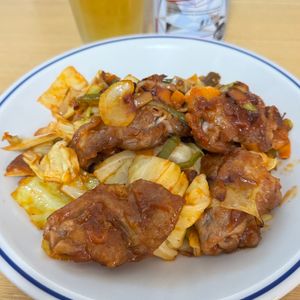 Tsuneaki Okadaの作ってみた!投稿(行列の定食屋さんの🍚たっぷり野菜のポークチャップ定食🤩)