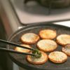 お酒が止まらない新しい食べ方‼︎『かぶのペペロンチーノ』の工程4