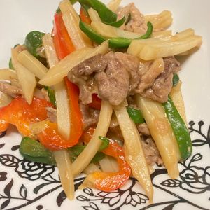 すみれの作ってみた!投稿(【豚肉とじゃがいもで青椒肉絲】天才的に旨い♡時短でパパッと！)