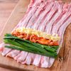 【豚ニラキムチーズ蒸し】レンジで簡単！巻いてチンするだけ♪の工程1