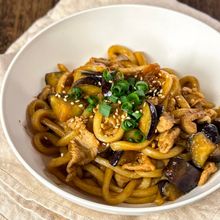 濃厚味噌焼きうどん】コク旨だれでガッツリ満足!
