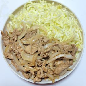 ふうかの作ってみた!投稿(豚こまと新玉《ごまたっぷり♡甘辛炒め》)