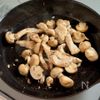 さっぱりコクうま♡鶏むね肉とマッシュルームのコンソメソテーの工程2