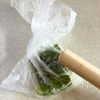 さっぱりやみつき♡きゅうりとサラダチキンのごまポン和えの工程1