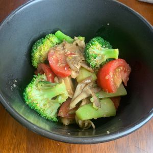 だぶるつの作ってみた!投稿(ごま香る♪ブロッコリーとまいたけの豆腐サラダ)