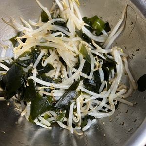 Hikeyの作ってみた!投稿(【もやしとわかめの旨ナムル】レンジで完結！5分副菜♡)