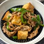 節約食材♡厚揚げでカサ増し♪豚こまとピーマンの甘辛カレー炒め