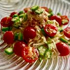 梅干し風味でさわやか！トマトとツナのサラダうどん